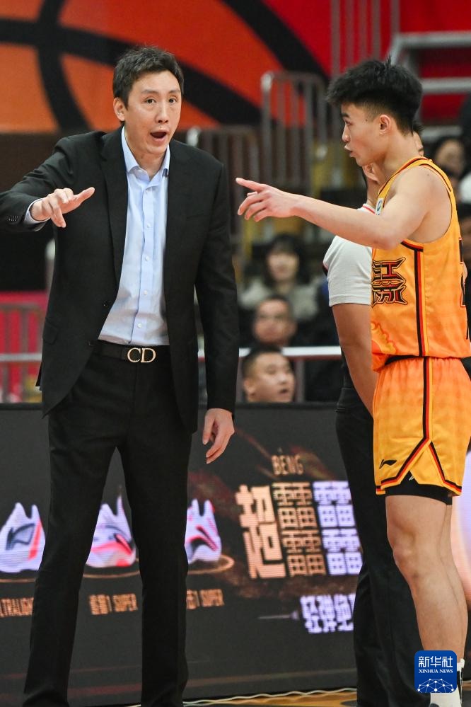 江苏男篮双外援屡屡受伤，球队面临危机 